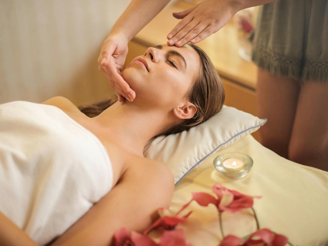 Face, neck and décolleté massage